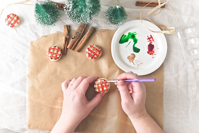 How to do Holiday Plaid on Macarons