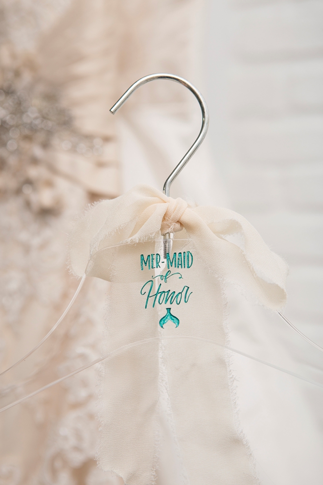 LOVE these custom wedding hangers engraved with a Glowforge!